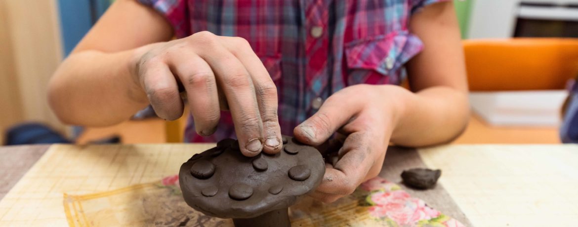 Modelovanie výrobkov z keramickej hliny pre deti od 7 do 15 rokov.