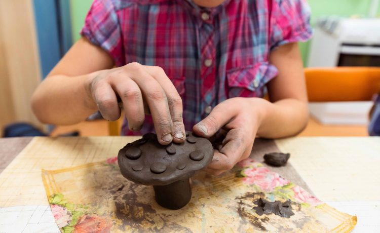 Modelovanie výrobkov z keramickej hliny pre deti od 7 do 15 rokov.